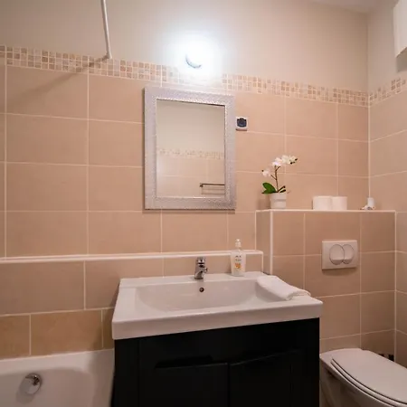 Central Passage For 2, Balcony, Wifi, Ac, Tv Apartment Budapest